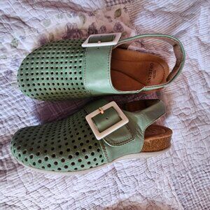 New Green Earth Origin Clogs Size 8